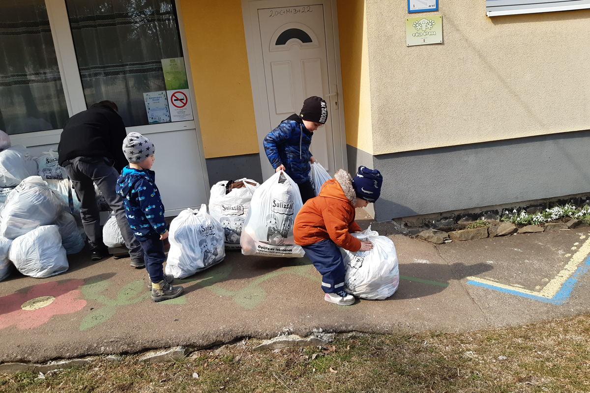 Sulizsákokat visznek az ovisok