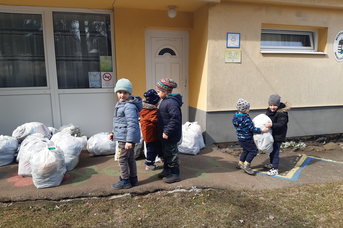 Még mindig sulizsákokat visznek az ovisok