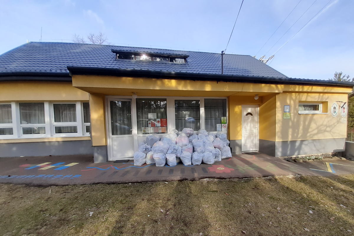 Sulizsák zsákok az óvoda előtt